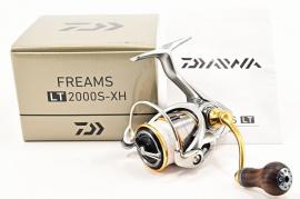 【ダイワ】 18フリームス LT 2000S-XH ウッドハンドルノブ装着 DAIWA FREAMS